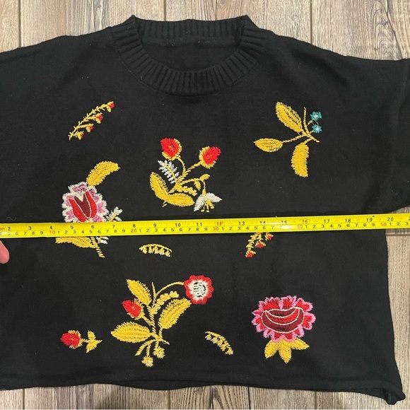Women’s Floral Embroidered Black Crop Sweater (no tag) approx. size S-M - Picture 4 of 7